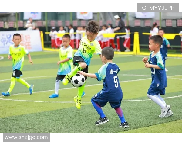 男足球明星帅气瞬间大汇聚展现魅力与风采的完美时刻